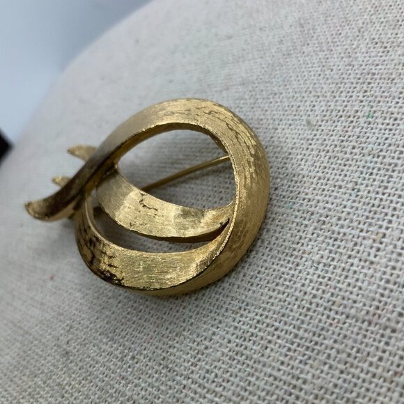 Monet Gold Tone Swirl Brooch Pin - Picture 5 of 6